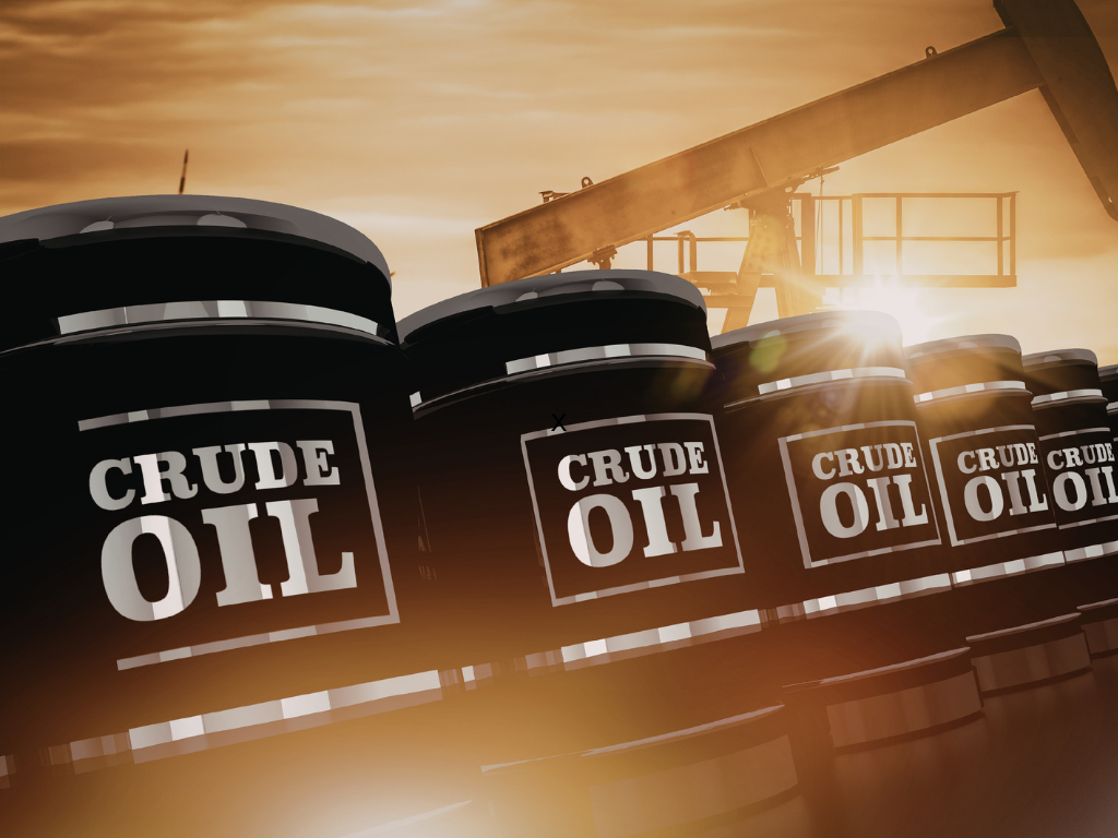 Foto: Canva. El petróleo WTI cae 5,17% pero el alza mensual llega al 50%. En el ámbito local, el fuerte oleaje retrasa la llegada de GLP.