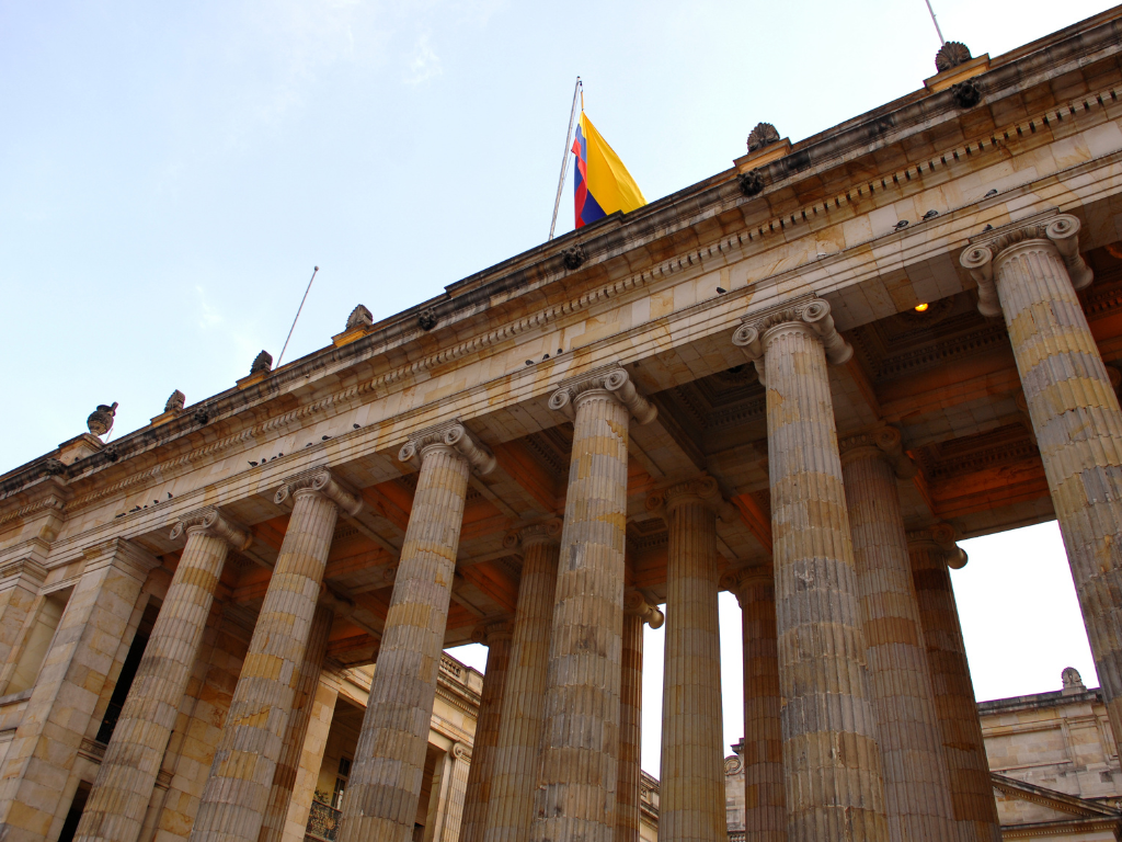 Foto: Canva. Antioquia pierde 5 curules en el Senado, pasando de 14 a 9 representantes. El Centro Democrático lidera con 5 senadores.