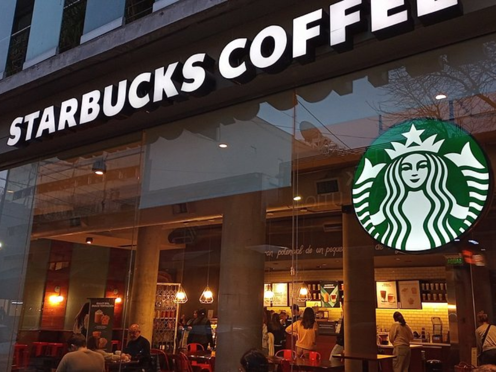 Foto: Cortesía. Alsea anuncia inversión de USD 310 millones en su Alsea Day 2026. Abrirá hasta 220 tiendas de Starbucks y Domino's en México y Colombia.