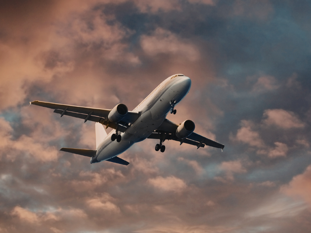 Foto: Canva. Viajala reporta alza de tiquetes nacionales en Colombia. Cali sube 37% y Bogotá 17% tras el cierre del Estrecho de Ormuz.