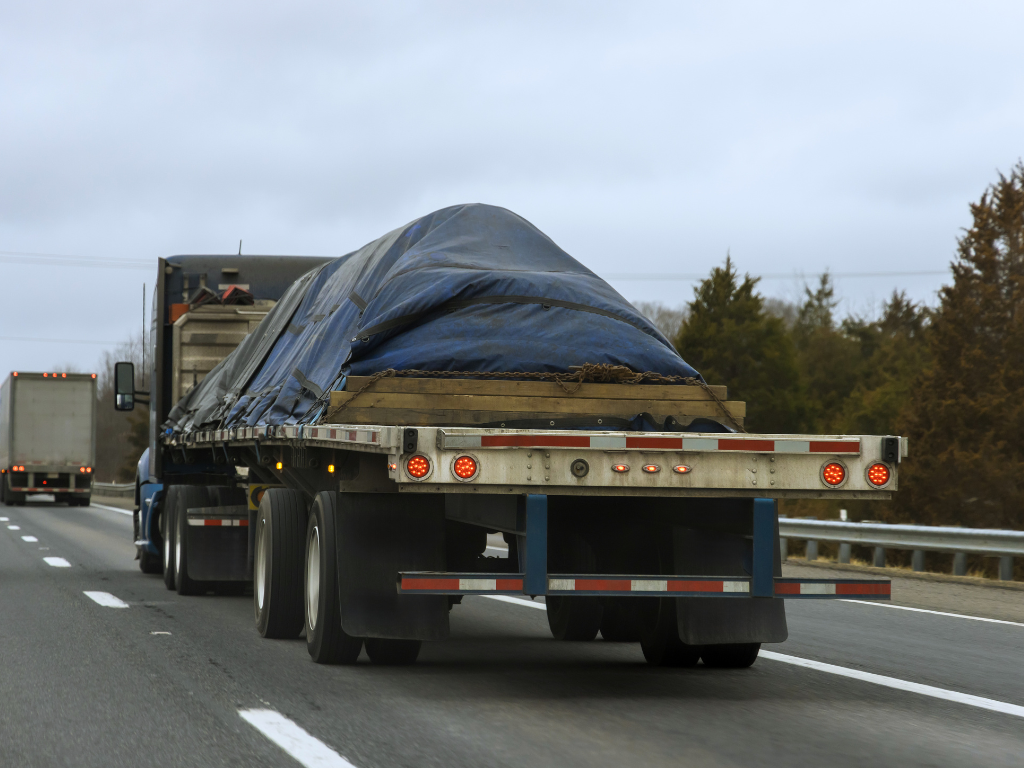 Foto: Canva. Ministerio de Transporte activa acciones urgentes ante ataques en el Bajo Cauca. Conozca el piloto de seguridad y la directiva de Mindefensa.