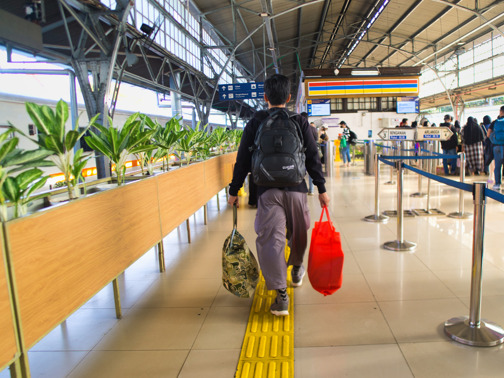 Foto: Canva. Más de 599.000 colombianos viajaron al exterior en enero de 2026. Estados Unidos, Panamá y España fueron los destinos más visitados.