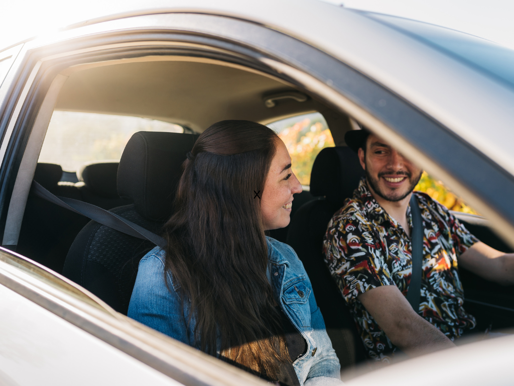 Foto: Canva. MinTransporte confirmó que el puente festivo de marzo de 2026 movilizó a 4 millones de vehículos y más de 835 mil pasajeros aéreos.