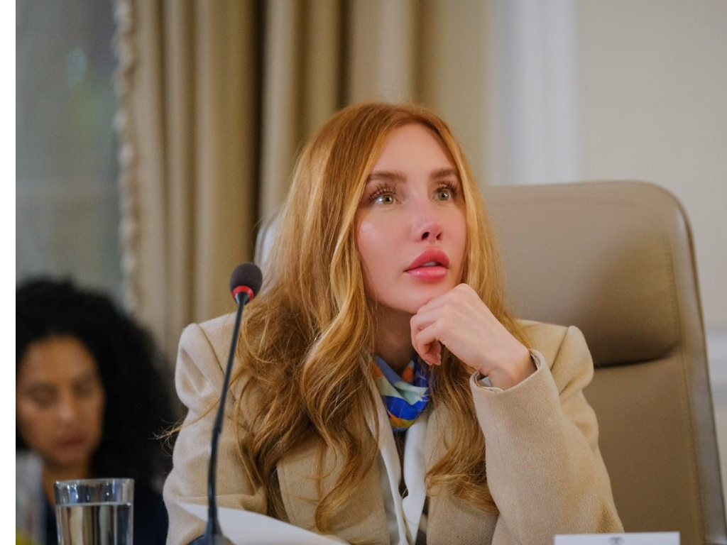 En la imagena aparece Diana Morales, Ministra de Comercio de Colombia.