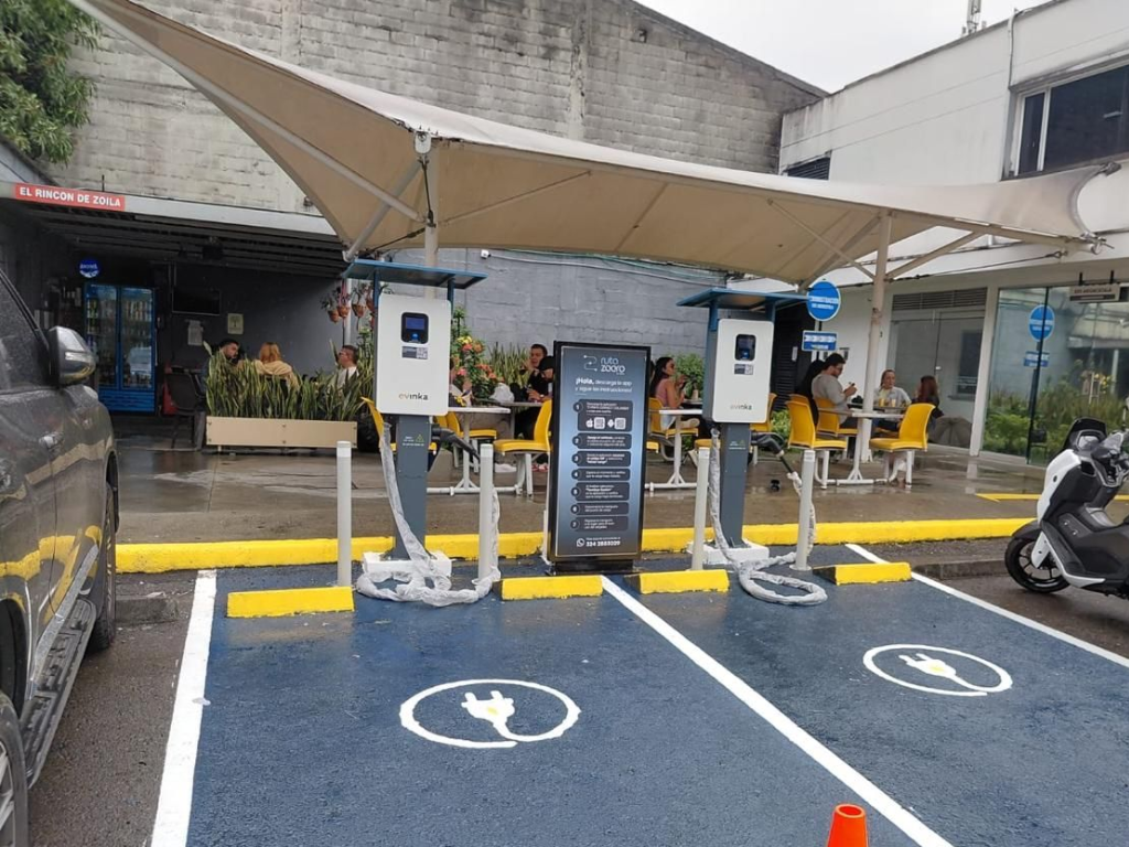 Foto: Andrés Albarracín. Evinka Tech inaugura su primera electrolinera en La Aguacatala, Medellín. Conozca el plan de 40 estaciones y la conexión eléctrica con Bogotá.