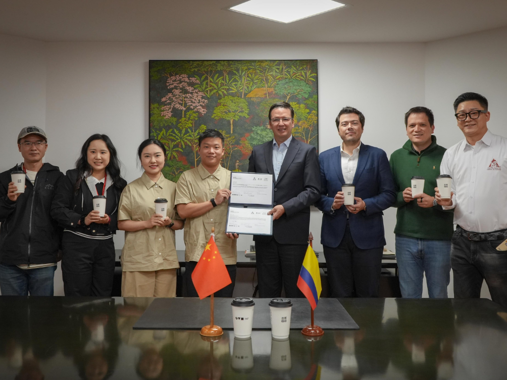 Foto: FNC. La FNC firma alianza en China con Goodme (13.000 tiendas) y C&D Light Industry para exportar Café de Colombia. Impulso a caficultores en 2026.