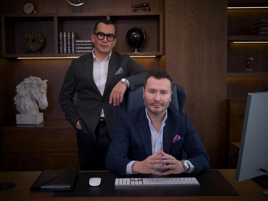 En la imagen aparecen Marco Hernández y Juan Camilo Mariño, socios de Flores San Miguel.