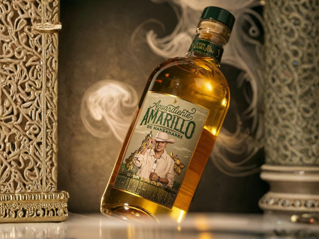 Foto: ILC. La Industria Licorera de Caldas lanza botella conmemorativa de Aguardiente Amarillo en homenaje a Yeison Jiménez. Disponible en todo el país.