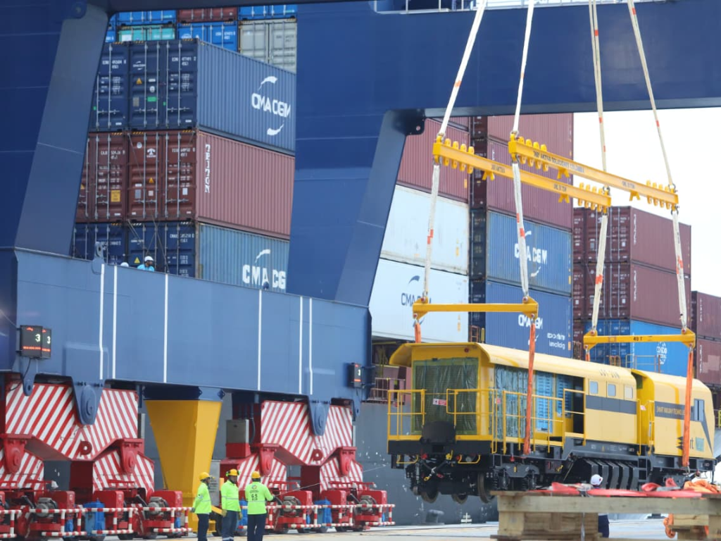 Foto: Metro de Medellín. Llegó la nueva perfiladora del Metro de Medellín desde Italia por Puerto Antioquia. Inversión de $40.000 millones para mejorar mantenimiento.