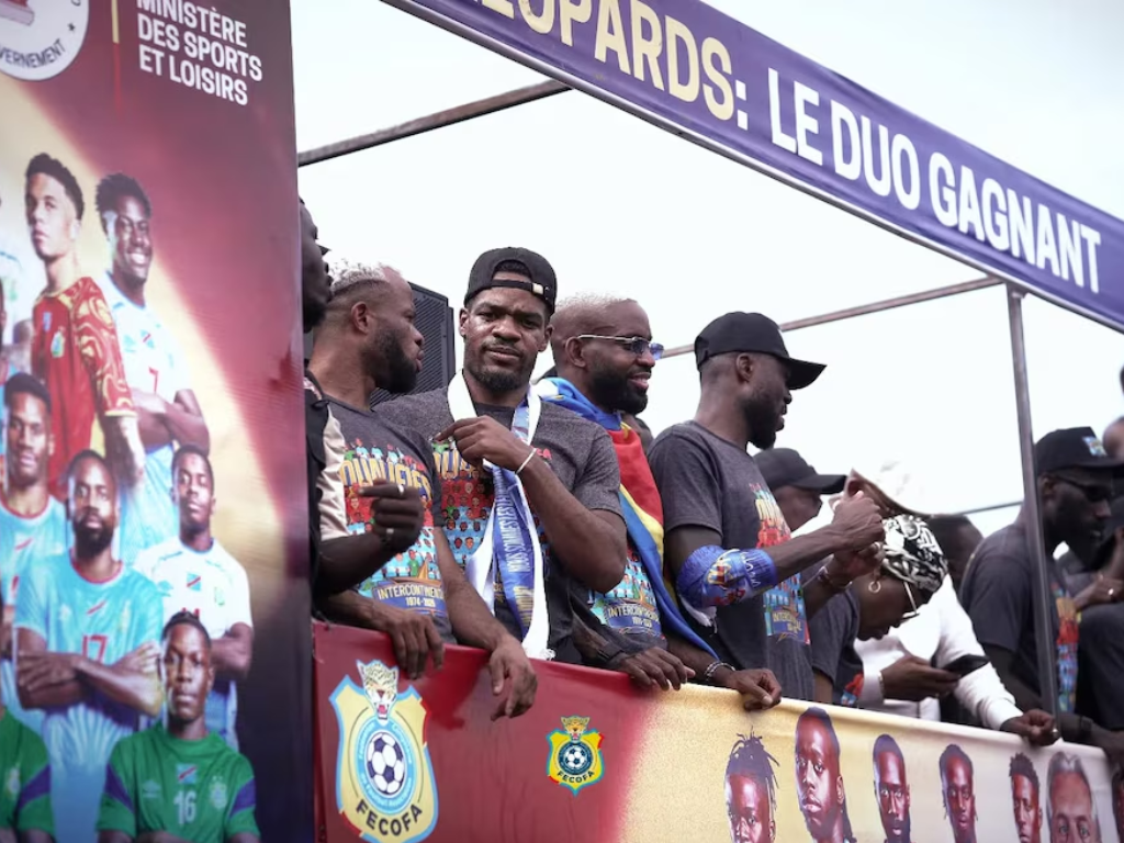 Foto: Federación Congoleña de Fútbol. La FIFA investiga a RD Congo por retener a Bakambu y Mbemba tras clasificar al Mundial. Clubes europeos exigen sanciones. Detalles del conflicto legal.