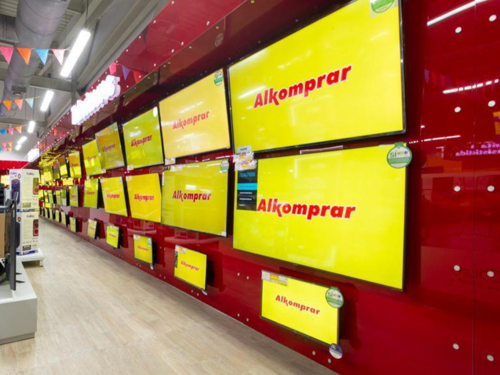 Foto: Alkomprar. Descubra los costos de armar un centro de entretenimiento en Colombia con Alkomprar. Televisores 4K y barras de sonido.
