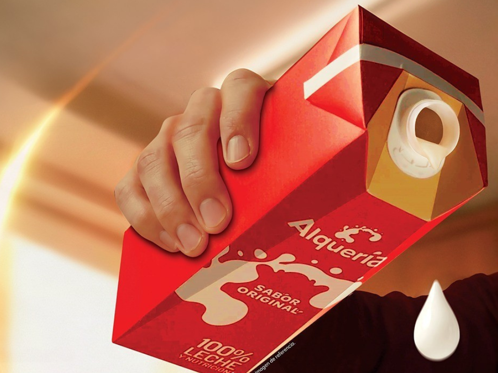 Foto: Cortesía. Alquería presenta envase con tapa inclinada para evitar desperdicios y regueros al servir leche. Conozca los beneficios del nuevo diseño 2026.