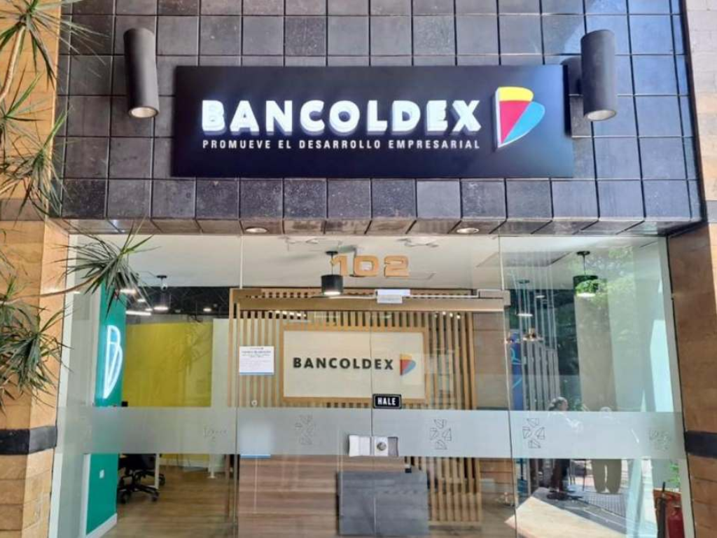 Foto: Bancoldex. Bancóldex lanza línea de crédito por US $100 millones para exportadores a Venezuela. Conoce los requisitos y plazos para financiar tu empresa en 2026.