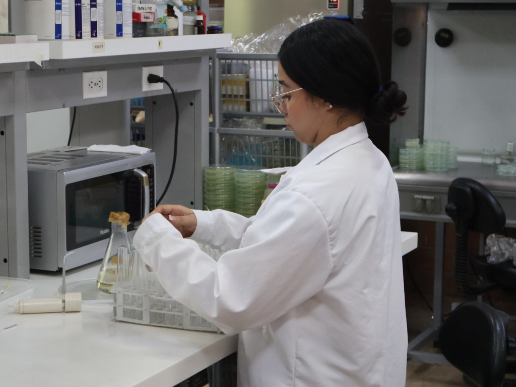 Foto: Gobernación de Antioquia. Postúlate hasta el 15 de mayo a las convocatorias de Antioquia Biocompetitiva. Impulsa tu empresa de bioeconomía con apoyo de Comfama y GGGI.