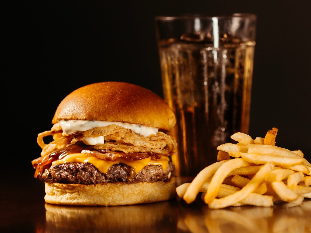 Foto: Canva. Regresa Burgerville a Medellín este 10, 11 y 12 de abril en Comfenalco Guayabal. 23 restaurantes, música y boletas a mitad de precio.