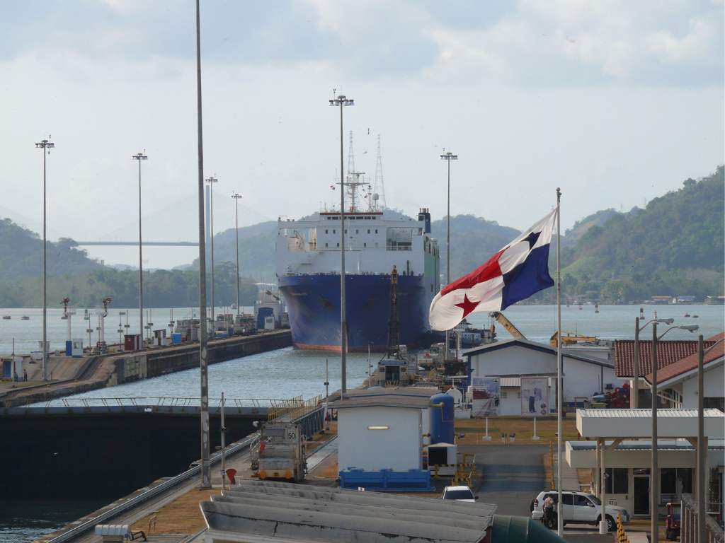 Foto: Canva. El Canal de Panamá multiplica sus ingresos por el cierre de Ormuz. Empresas pagan 4 millones de dólares por cruzar.