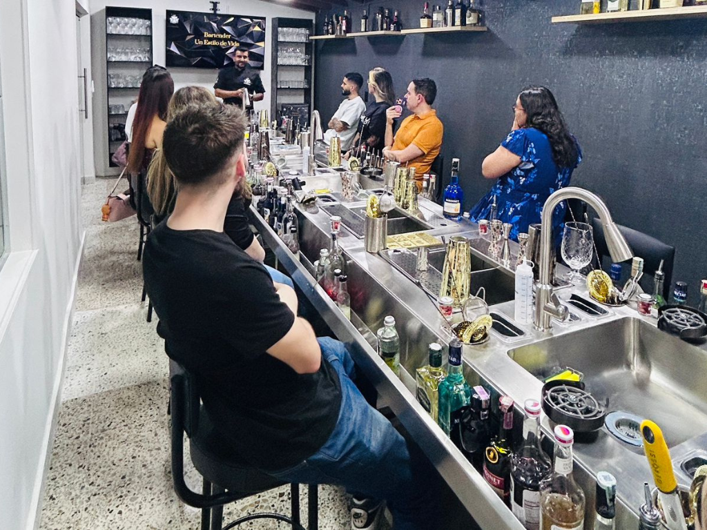 Foto: Co & Co. Abre Co & Co en Medellín, Bogotá y Cali. Certifíquese como barista o bartender con aval de la IBA. Formación profesional de alto nivel 2026.