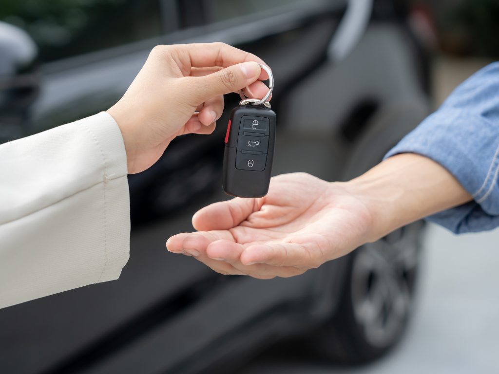 Foto: Canva. Descubre los 5 errores que hacen que los colombianos paguen de más por su vehículo en 2026. Análisis de Kivval sobre ahorro y financiación.