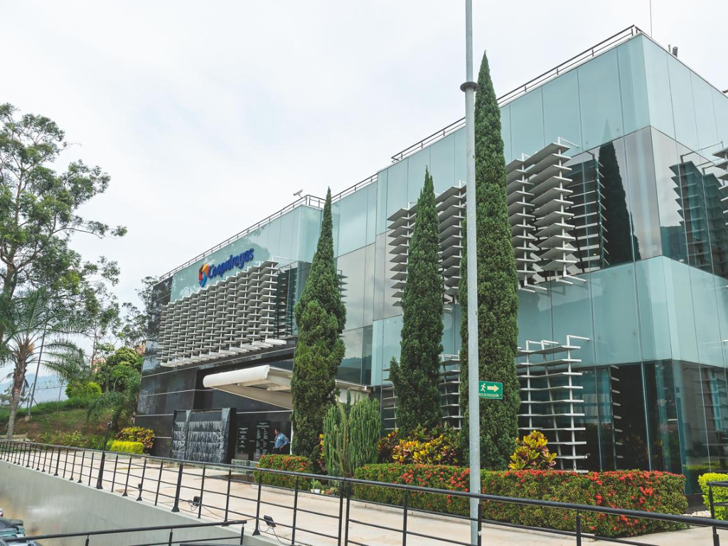 Foto: Coopidrogas. El Centro de Distribución de Coopidrogas en Bello abastece a 955 droguerías. Ventas de $792.000 millones y cobertura del 81% en 2026.