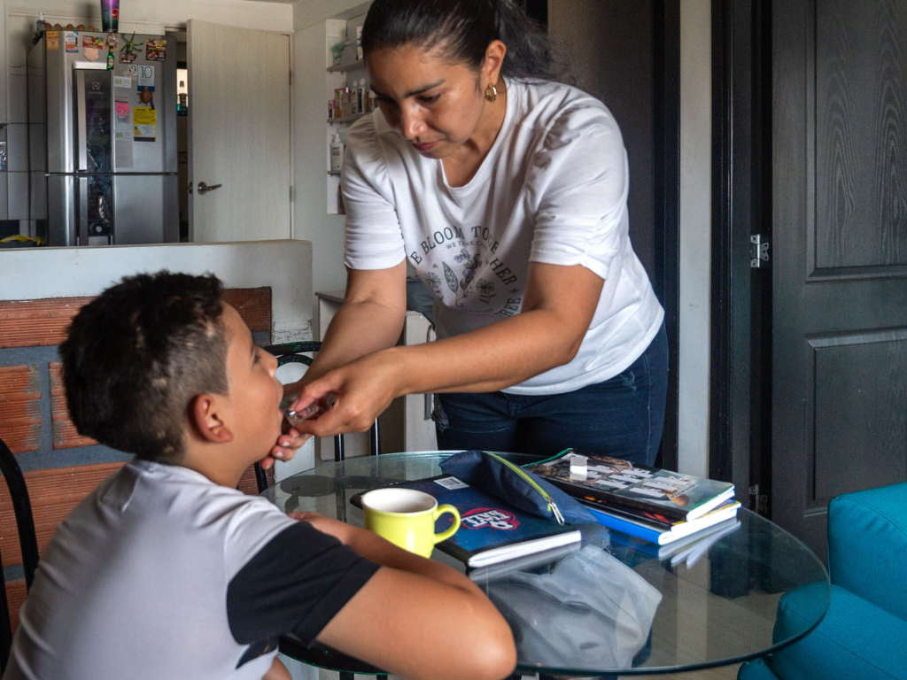 Foto: Comfama. Comfama acompaña a 2.000 familias en Antioquia con subsidios para cuidadores, rehabilitación y ruta de empleo para personas con discapacidad.