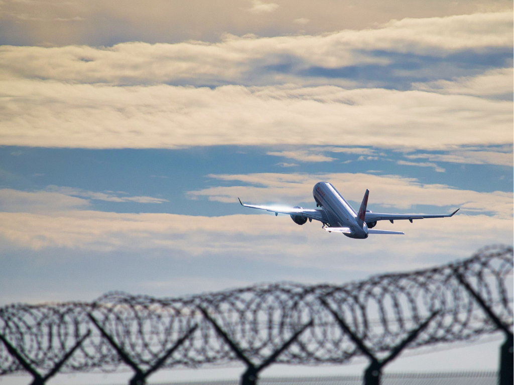 Foto: Canva. El presidente José Antonio Kast inició las deportaciones de migrantes en Chile. 40 personas fueron enviadas a Bogotá, Guayaquil y La Paz.