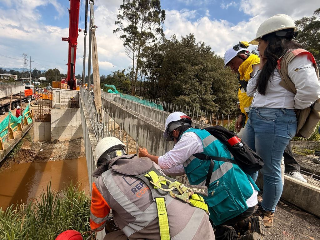 Foto: Devimed. Tras 4 años de espera, Devimed instaló las vigas del puente sobre el río Negro en Rionegro. La obra finalizará en junio de 2026.