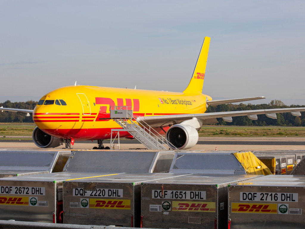 Foto: DHL. DHL Express anuncia nuevo vuelo desde Medellín (JMC) para mejorar envíos a EE. UU. y Europa en 24-48 horas. Apoyo al sector exportador.