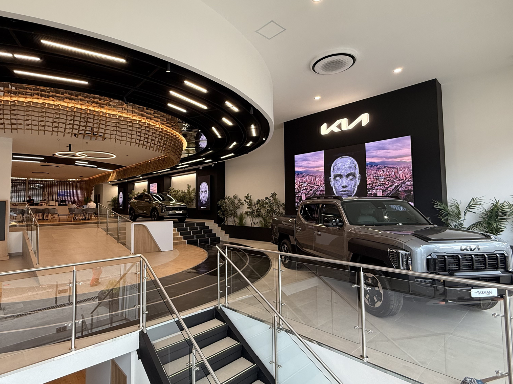 Foto: Kia. Kia y Distrikia presentan su Sala 360 en Medellín. Diseño con madera local, realidad virtual y enfoque en movilidad eléctrica.