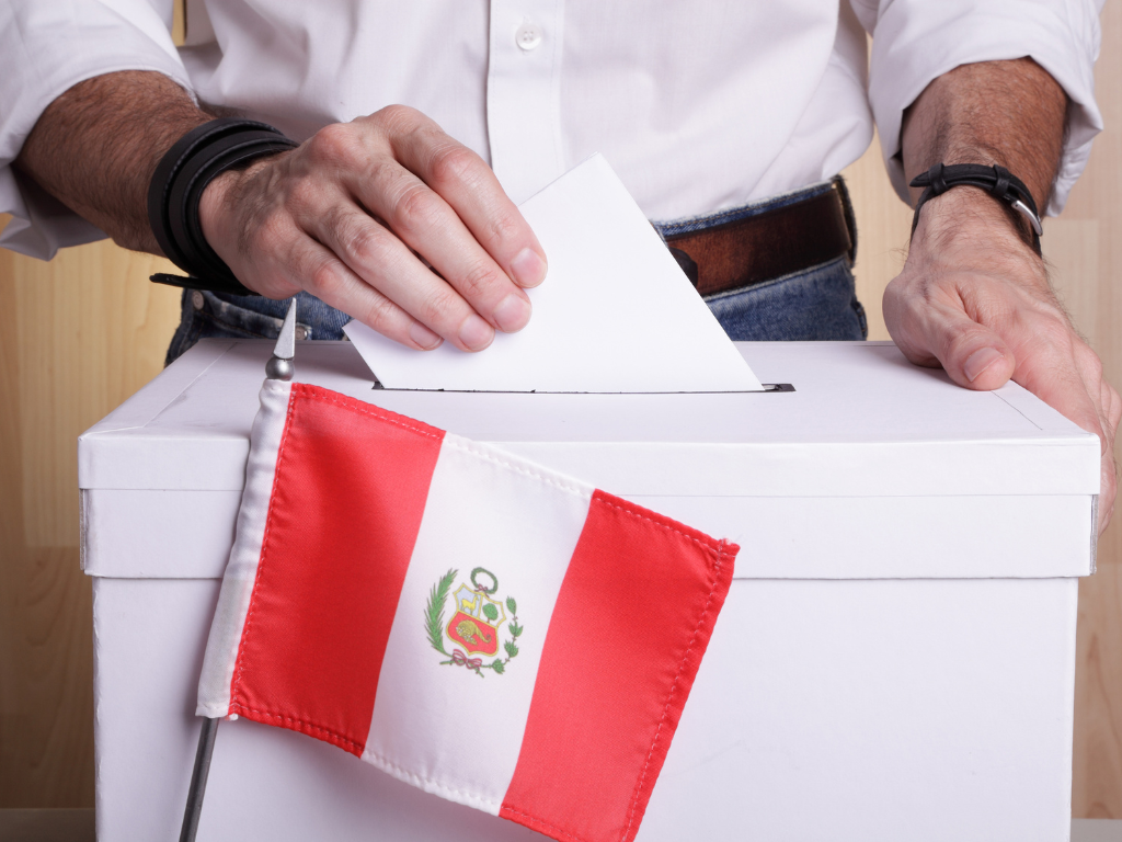 Foto: Canva. Perú enfrenta un escrutinio electoral lento tras las elecciones presidenciales de 2026. Keiko Fujimori lidera.
