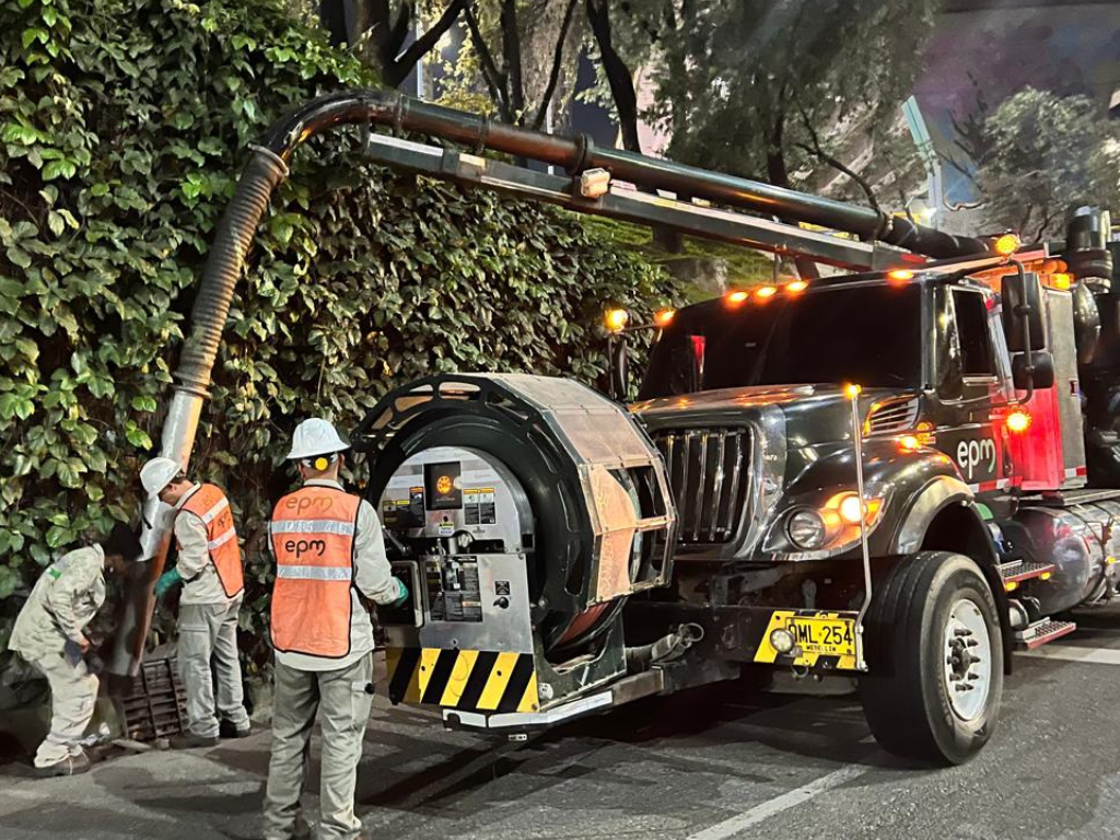 Foto: EPM. EPM limpia 16.000 sumideros y destina $880.000 millones para asegurar el agua en temporada de lluvias. Conozca las 10 acciones de prevención.
