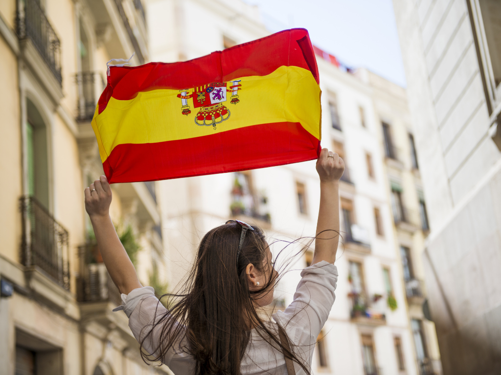 Foto: Canva. Inicia el proceso de regularización masiva de 500.000 migrantes en España. Guía sobre antecedentes penales y plazos.