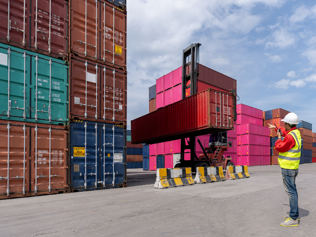 Foto: Canva. Las exportaciones colombianas crecieron 11,4% en febrero de 2026. El oro y el banano lideraron el repunte comercial según el DANE.