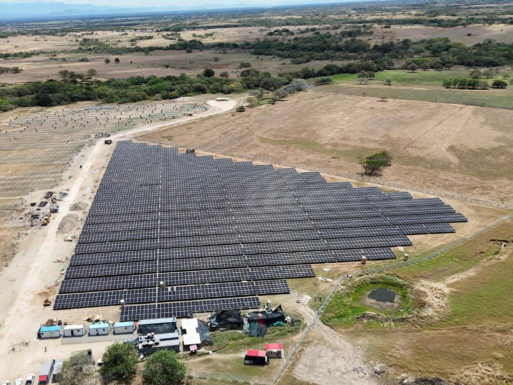 Foto: Erco. La energía solar en Colombia renta hasta un 30% anual, superando a la propiedad raíz. Conozca los beneficios de Ley 1715 según Erco Energía.