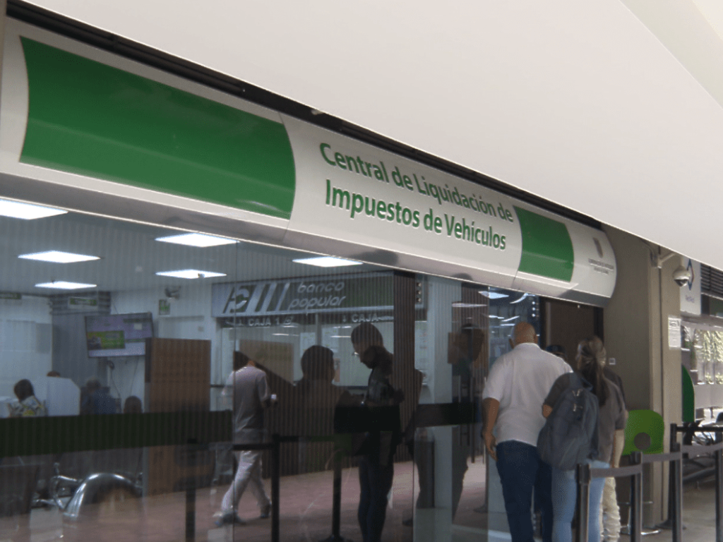 Foto: Telemedellín. Aprovecha el 10% de descuento en el impuesto de vehículos en Antioquia hasta el 30 de abril. Conoce cómo pagar en línea y evitar sanciones.