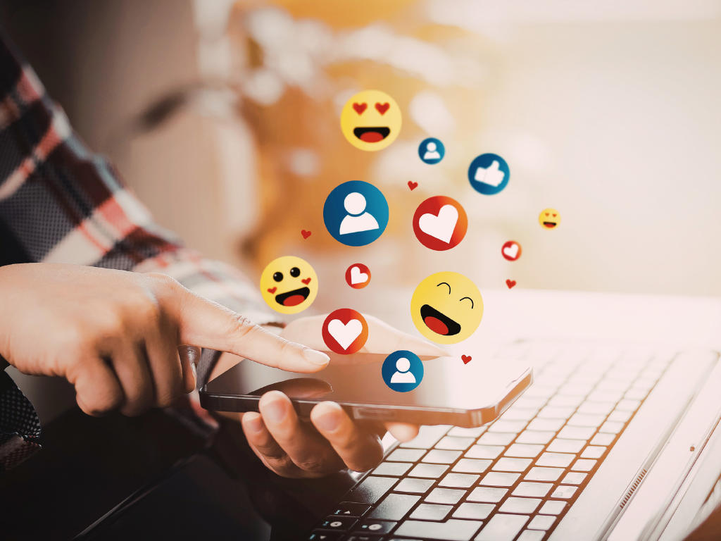 Foto: Canva. La MinTIC Carina Murcia anunció un decreto para proteger a niños en Internet. Regulación de Meta y Google en entornos escolares.