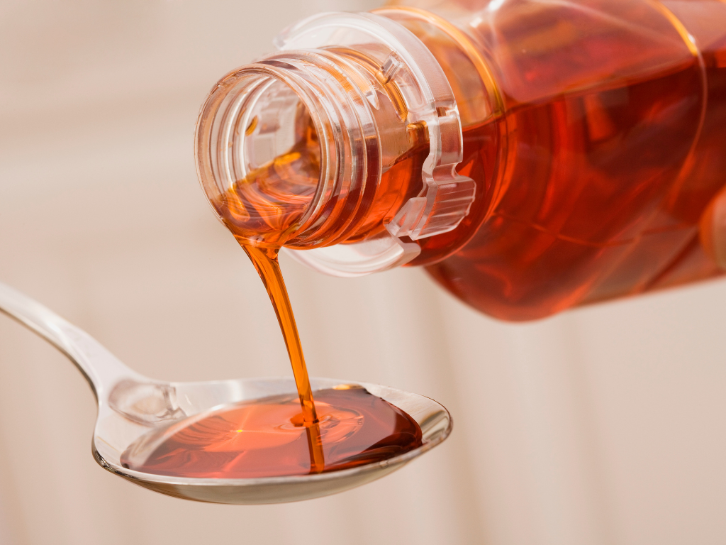 Foto: Canva. Invima alerta sobre comercialización ilegal de jarabe Hedera Helix + Propóleo Zanecol en Medellín. El producto no tiene registro.