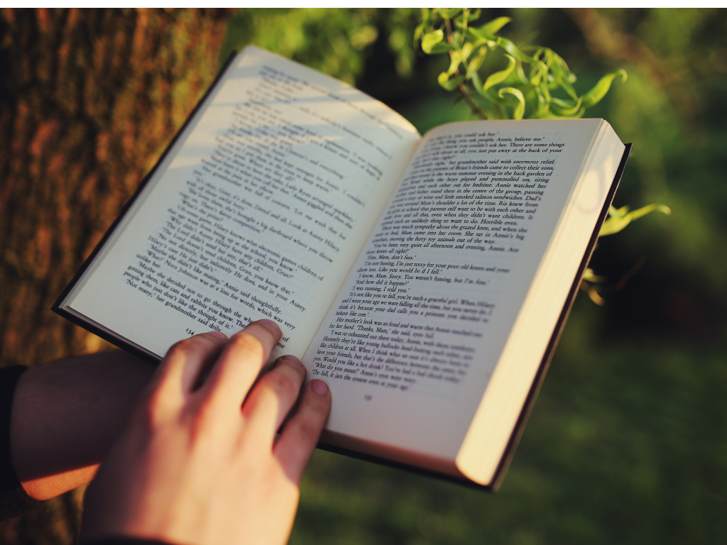 Foto: Canva. En el Día del Libro, el sector editorial colombiano factura $1,2 billones. Conoce el impacto del libro digital y el acceso a la lectura.