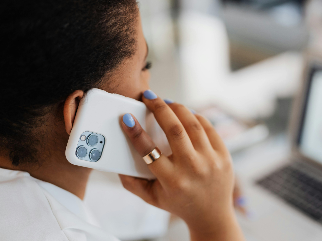 Foto: Canva. La SIC requiere información a operadores por alza de precios en marzo de 2026. Analiza competencia, 5G e integración Tigo-Movistar.