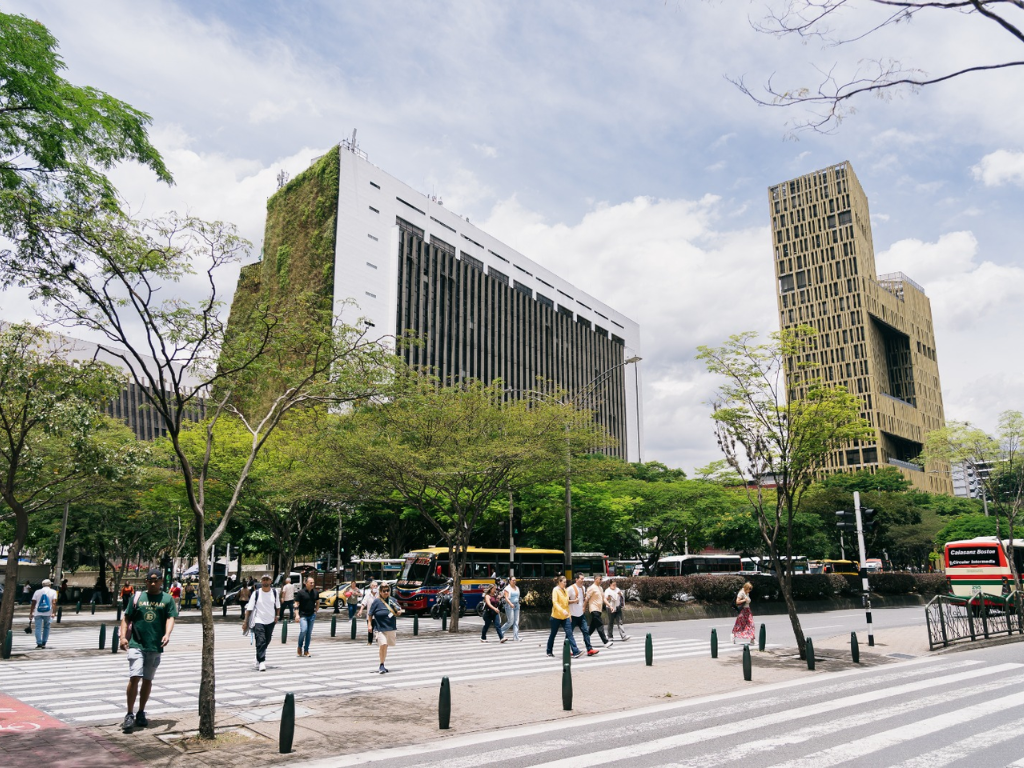Foto: Distrito de Medellín. Medellín presenta su hoja de ruta a 10 años para ser un Distrito Inteligente. Enfoque en movilidad, seguridad y gobierno digital.
