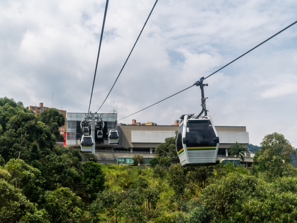 Foto: Canva. El alcalde Federico Gutiérrez presentó el nuevo metrocable de San Antonio de Prado. Invertirán $1.3 billones con recursos propios.
