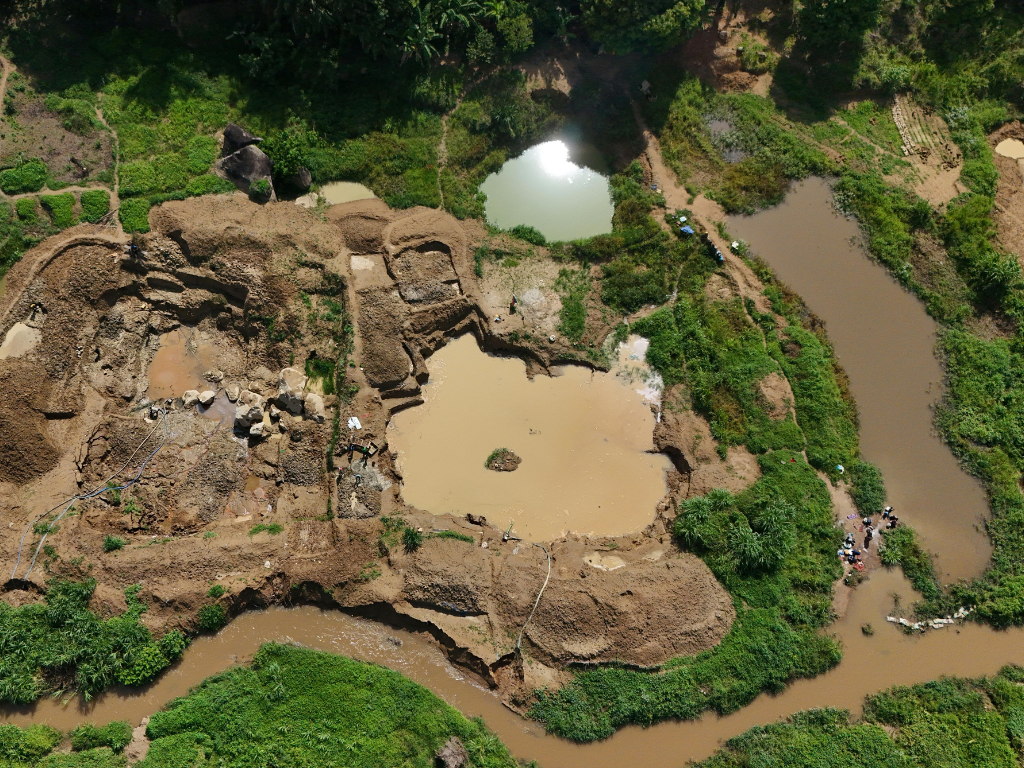 Foto: Canva. El Ejército Nacional admite que 2.000 mineros operan ilegalmente junto a base en Caucasia. Alerta por daño ambiental irreversible.