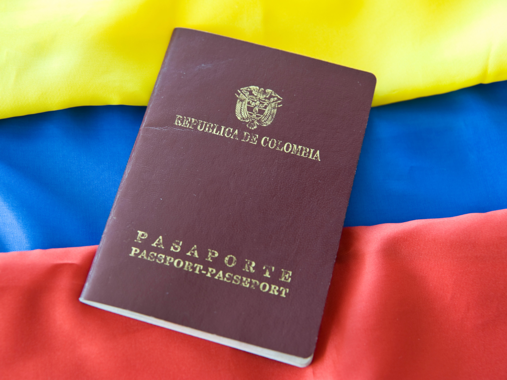 Foto: Canva. La Imprenta Nacional de Colombia defiende el nuevo modelo de pasaportes y la participación extranjera tras nuevas denuncias.