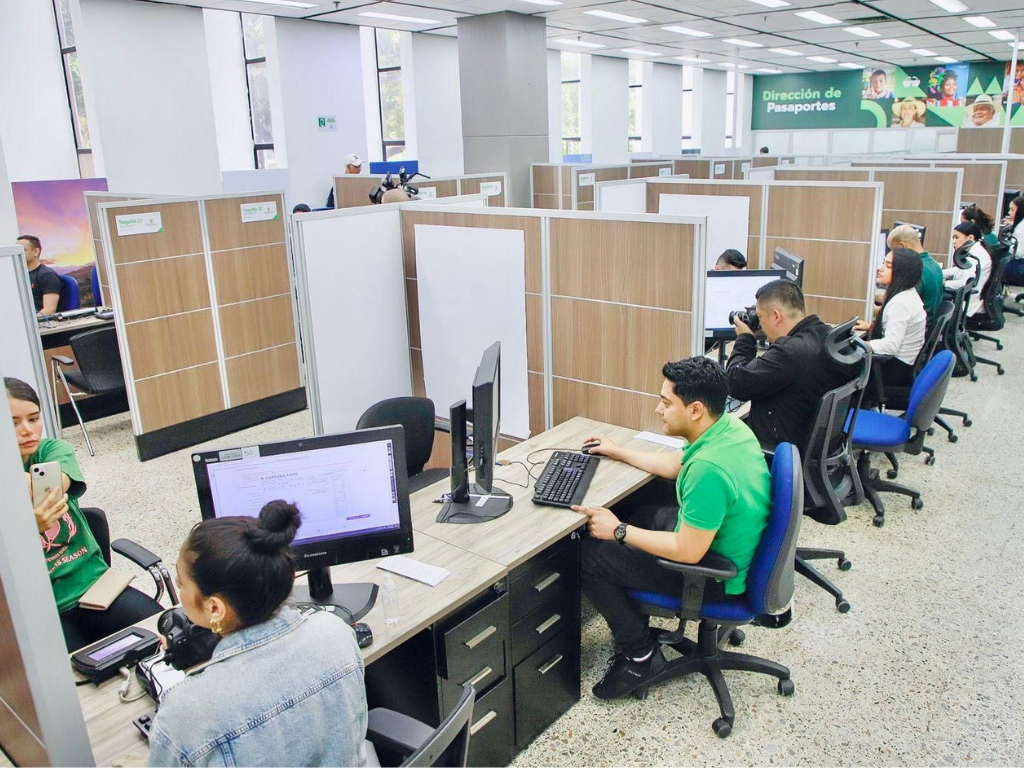 Foto: Gobernación de Antioquia. La Gobernación de Antioquia reactiva la expedición de pasaportes este 10 de abril tras fallas en la Cancillería. Reprograme su cita.