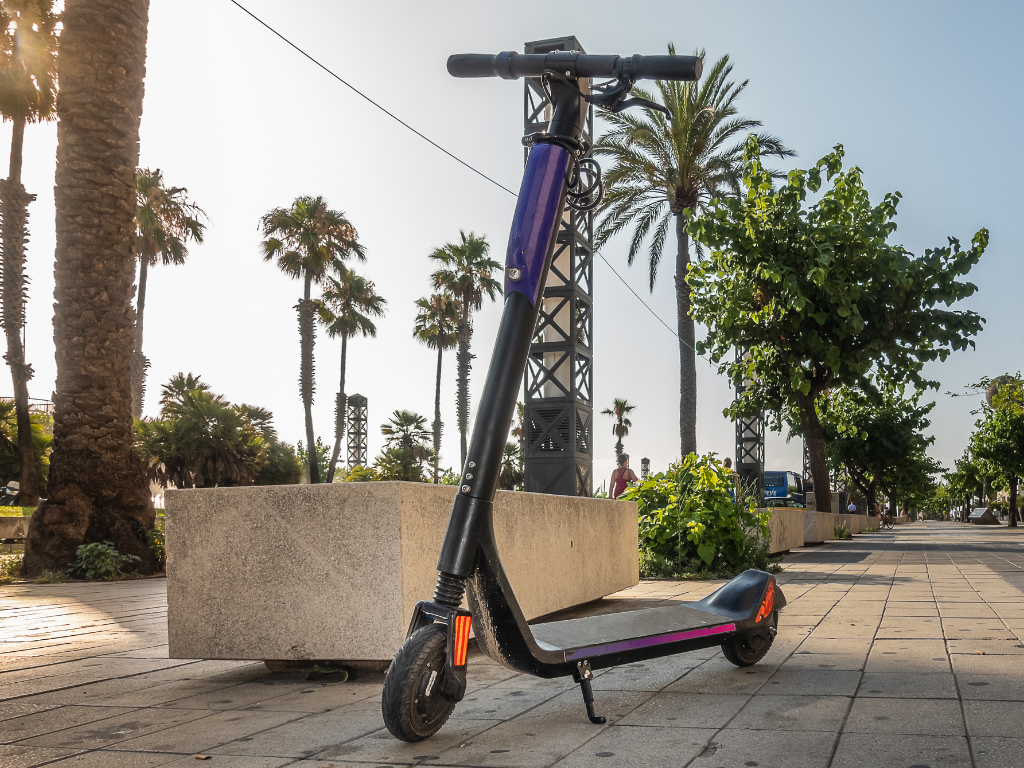 Foto: Canva. Conozca las sanciones de la nueva ley de movilidad eléctrica liviana en Colombia. Multas de $10.505.430 por circular sin casco o andén.