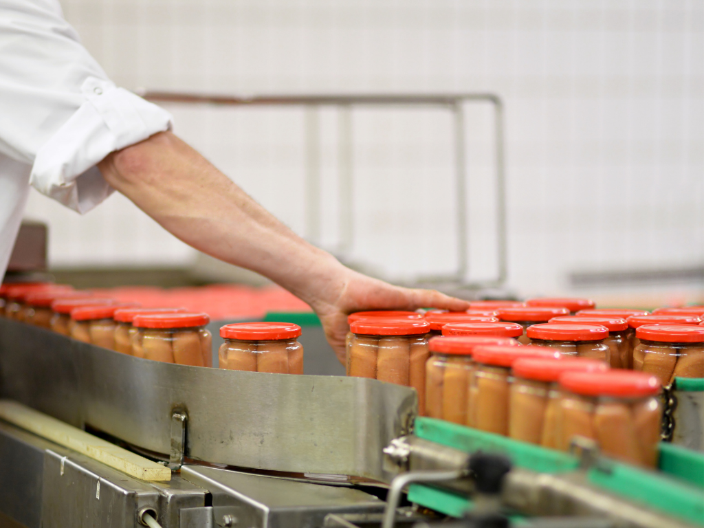 Foto: Canva. La industria manufacturera creció 1,4% en producción real a febrero. Santander y Cundinamarca lideran, mientras Córdoba cae 34,9%.