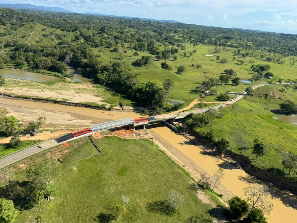 Foto: INVÍAS. El Gobierno habilita el puente Mulatos en Antioquia tras inversión de $4.500 millones. Se restablece el paso Medellín-Montería por el Urabá.