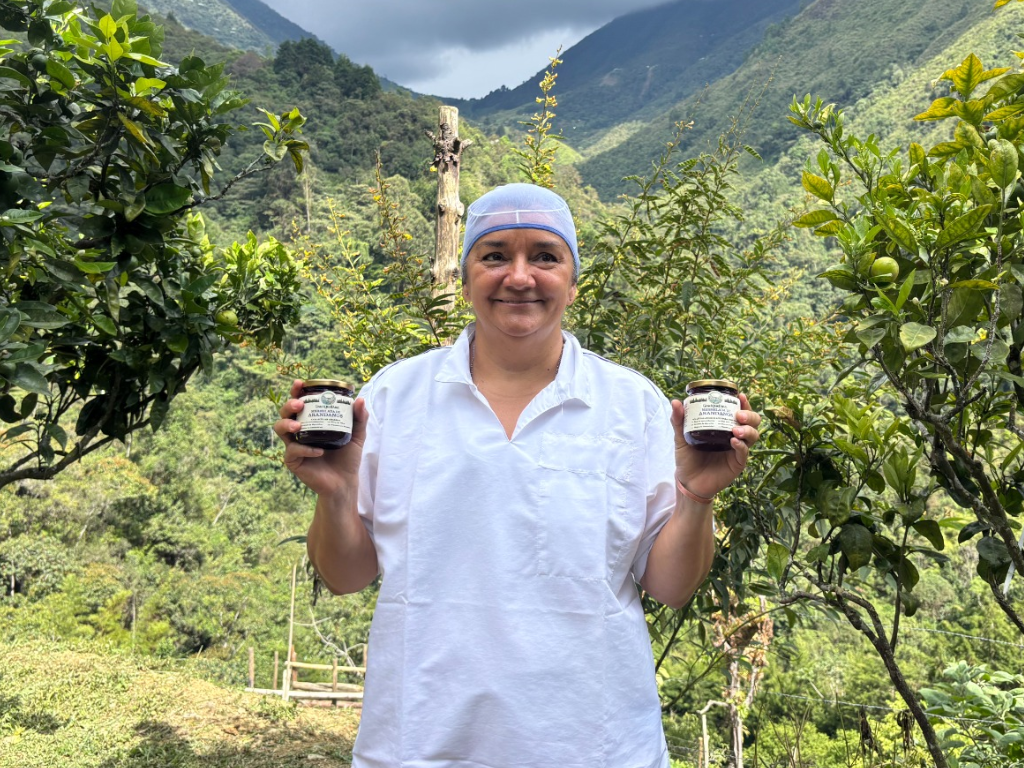 Foto: Alcaldía de Medellín. Con $960 millones de PP, 51 productores de San Sebastián de Palmitas reciben maquinaria y formación técnica para sus empresas.