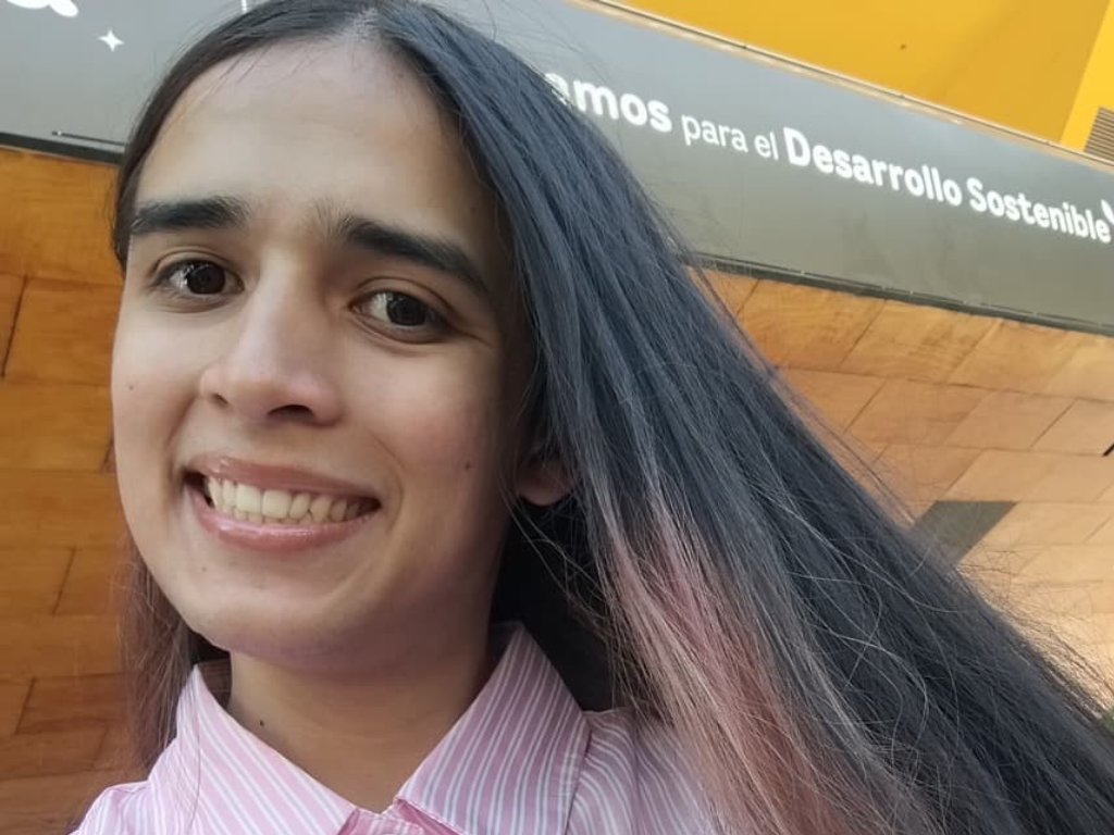 Foto: TDEA. Vee Pabuence Vargas, estudiante de Ingeniería de Software del TdeA, viaja simbólicamente en la misión Artemis II de la NASA.