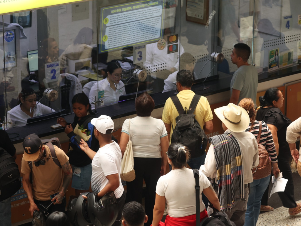 Foto: Terminales Medellín. Terminales Medellín espera aumento del 15% en pasajeros hacia Popayán, Jericó e Ipiales esta Semana Santa 2026. Consejos para viajar seguro.
