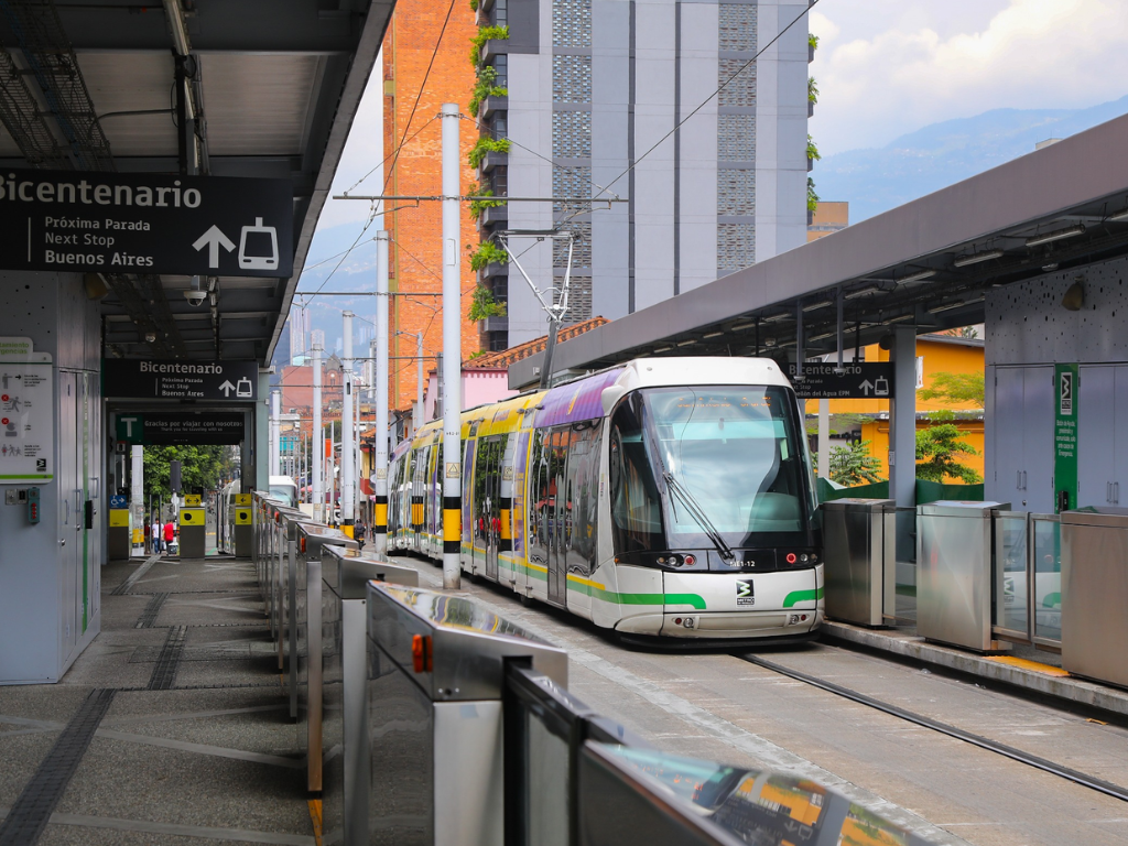 Foto: Metro de Medellín. El Tranvía de Medellín cumple una década con 83 millones de viajes. Conozca el impacto de la Línea T en la movilidad y cultura de la ciudad.